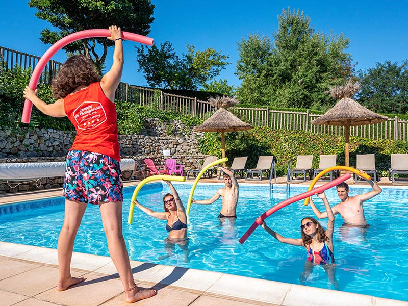 Vacanciers à la piscine du camping après une arrivée le mercredi