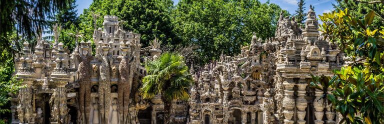 Visitez le Palais du Facteur Cheval depuis Notre Camping