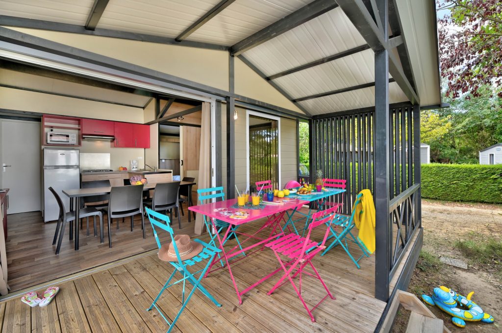 Terrasse privative d’un hébergement du camping, alternative à la chambre d’hôtel près de Lyon