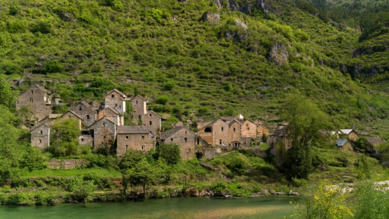 Hauterives : escale insolite en Drôme des collines